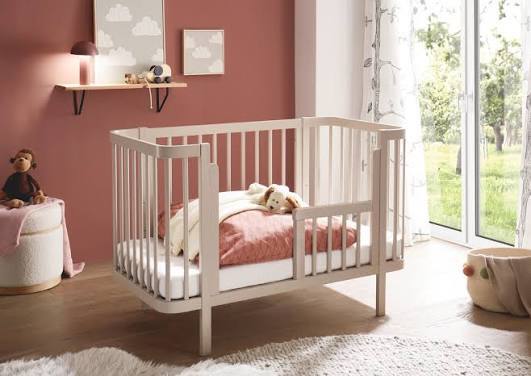 Babybett kaufen: Sicher schlafen, entspannt wählen und richtig entscheiden